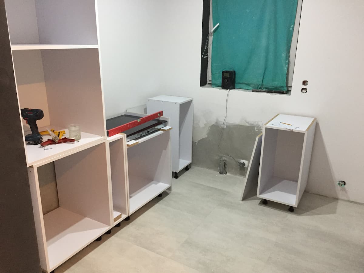 Montaż mebli kuchennych Rzeszów – w trakcie prac