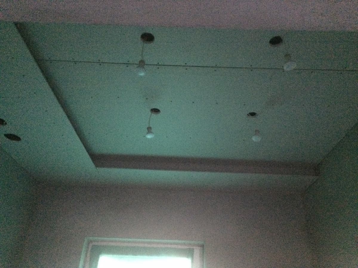 Sufit podwieszany z oświetleniem LED Rzeszów – po