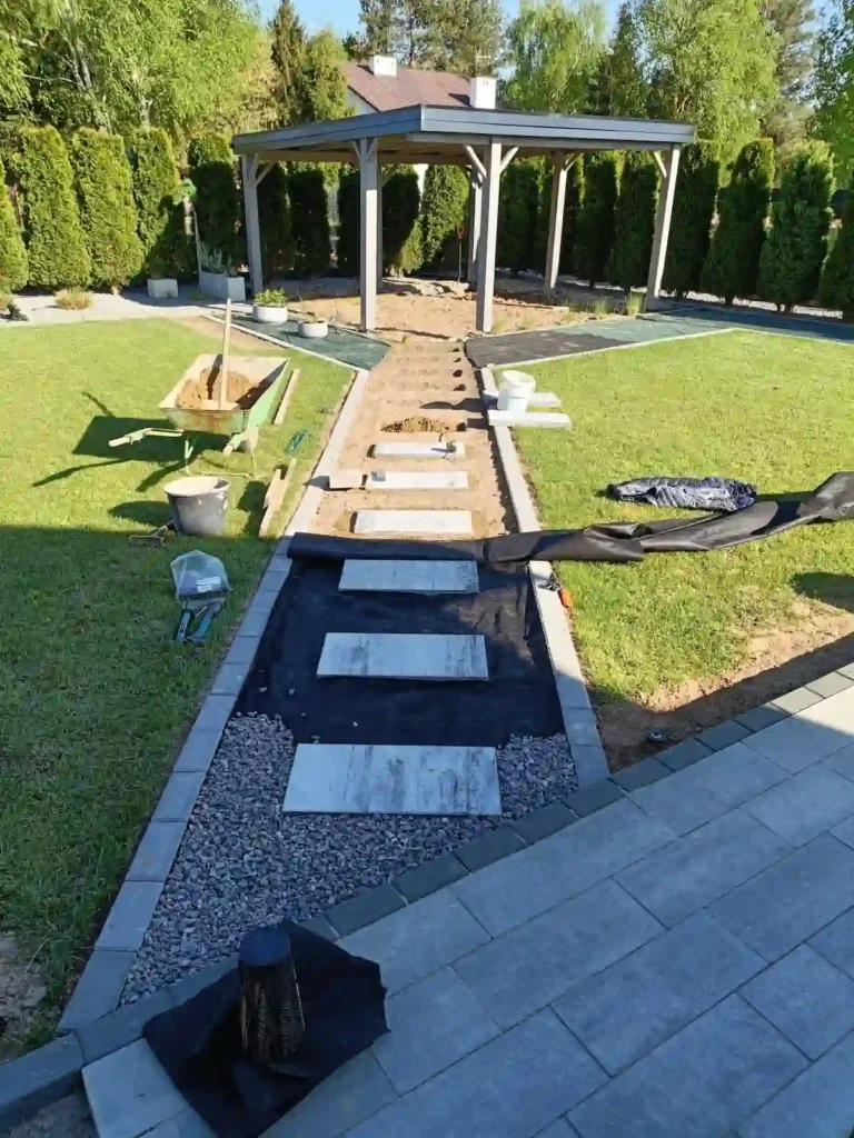 Układanie ścieżki z kostki brukowej Rzeszów – w trakcie prac