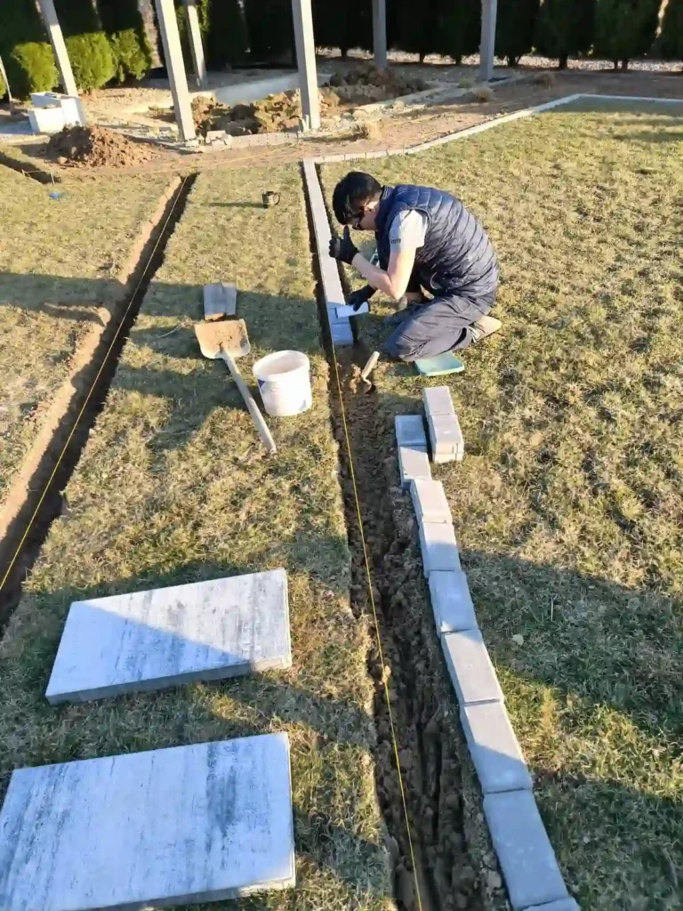 Ścieżka z kostki brukowej przed ułożeniem Rzeszów
