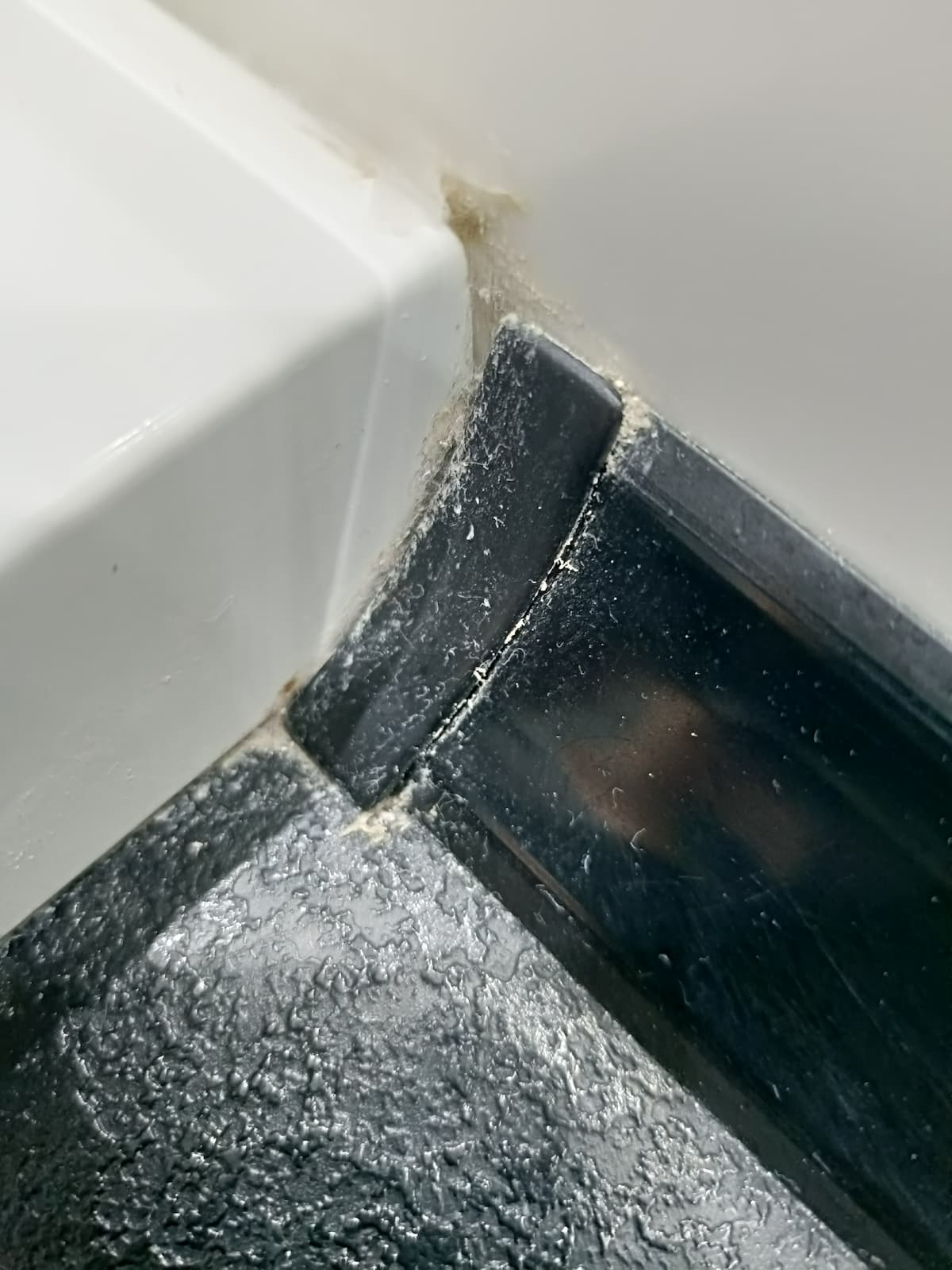 Zużyty silikon przy blacie kuchennym Rzeszów – przed